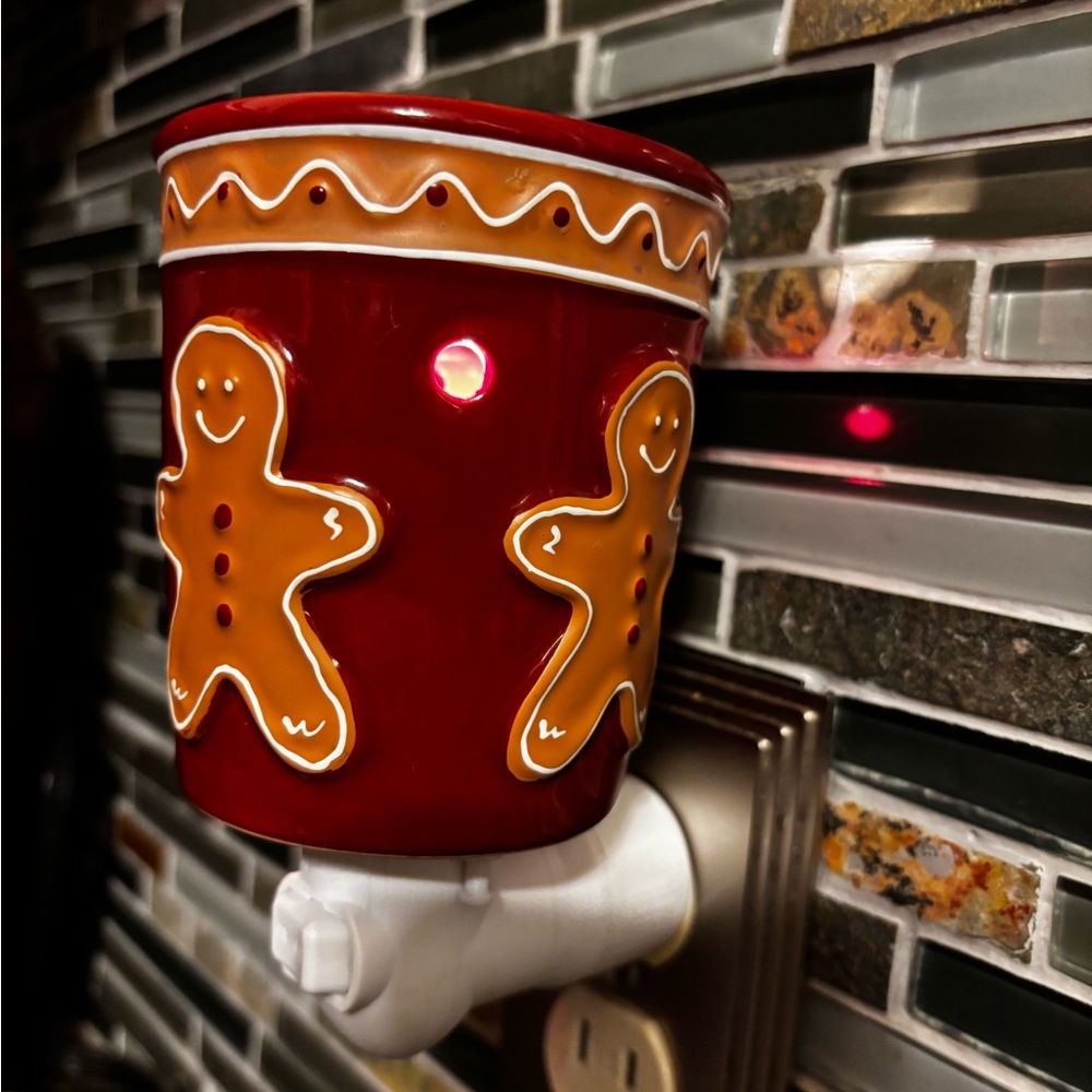 Scentsy Gingerbread Man Holiday Wax Warmer w/light and free wax pack